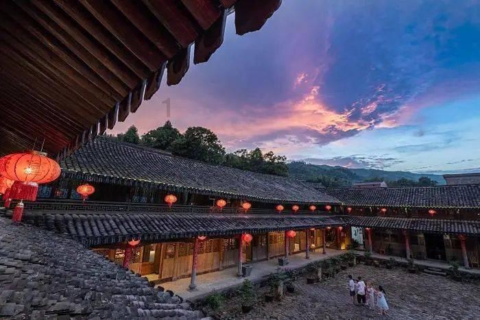 泼天流量，中小商家咋接住的？